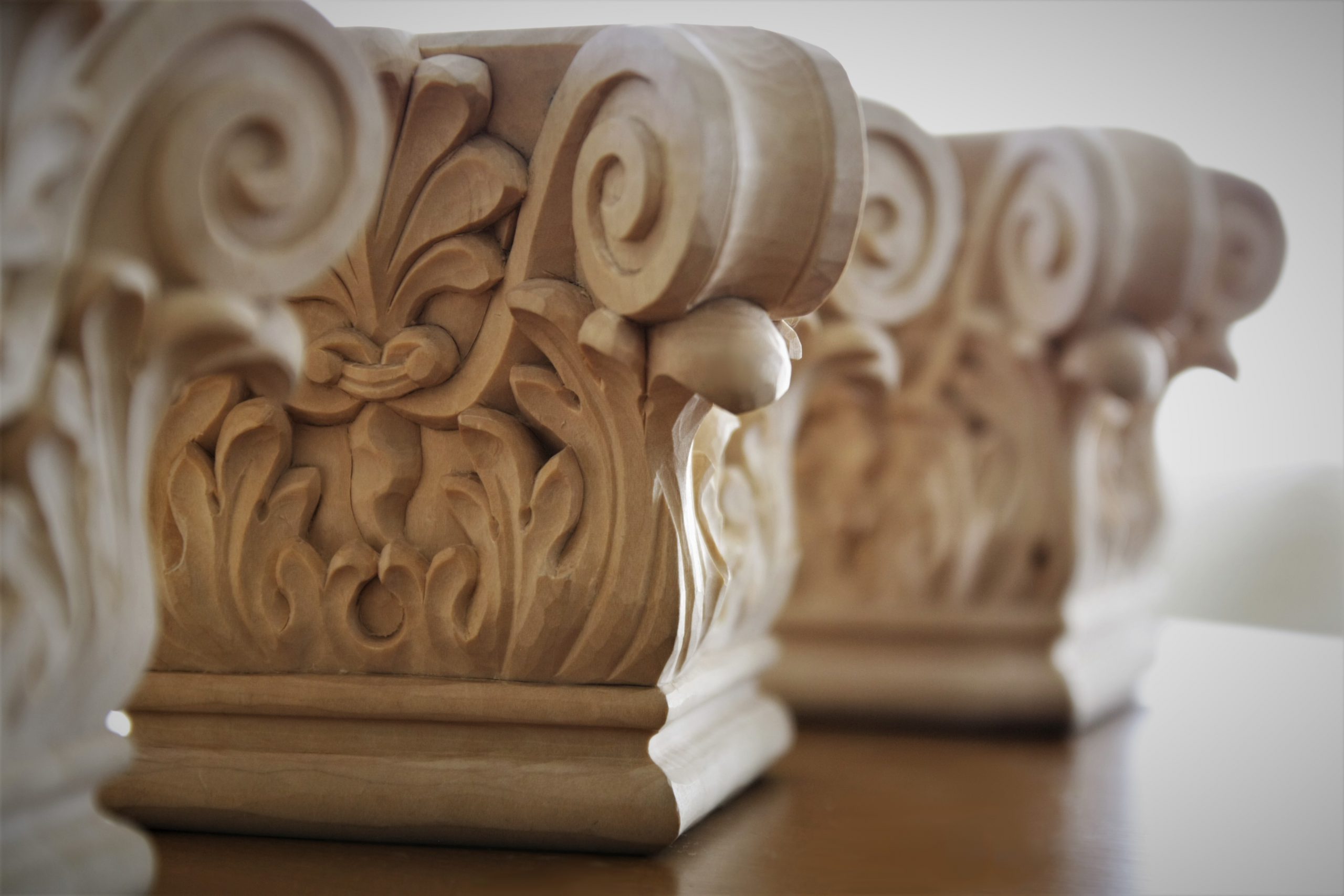 Ręcznie rzeźbione pilatry. Zwieńczenia kolumn. Kapitele z drewna.