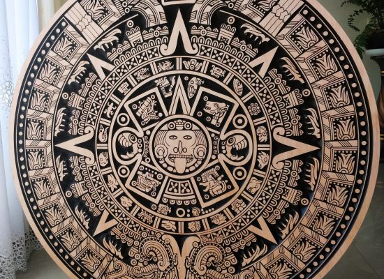 Kalendarz azteków - głeboki grawer w drewnie bukowym