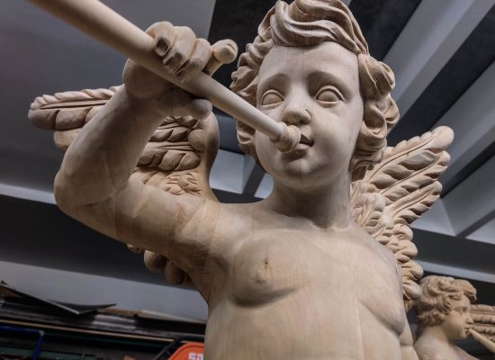 bogato rzeźbiony anioł z drewna - przygotowanie pod złocenie konserwacja