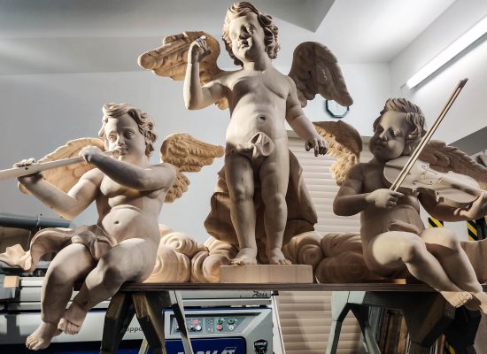 Aranżacja wystroju szafy organowej - barokowe aniołki z drewna - ręcznie rzeźbione figury w drewnie lipowym