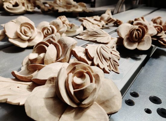 Róże - delikatne ornamenty z drewna